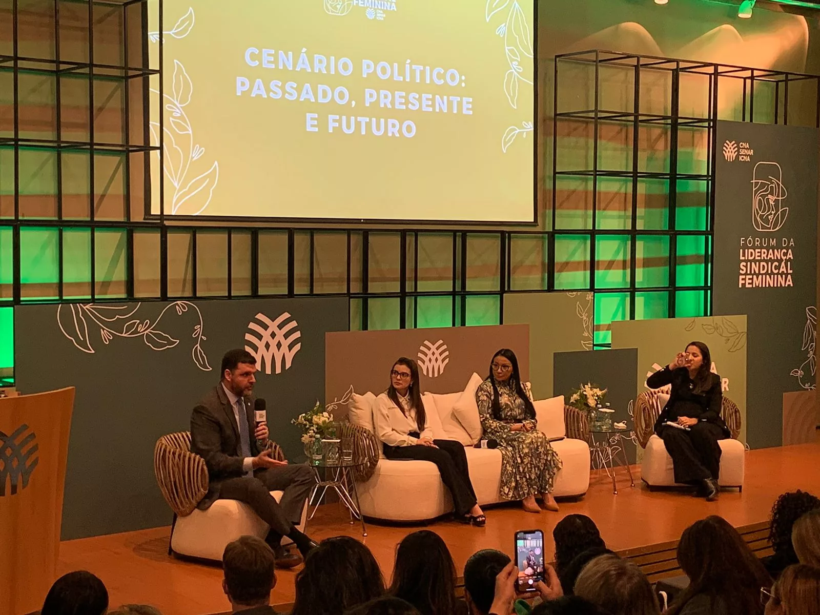 MULHERES DO BRASIL: 1º Fórum da Liderança Sindical Feminina reúne autoridades em Brasília