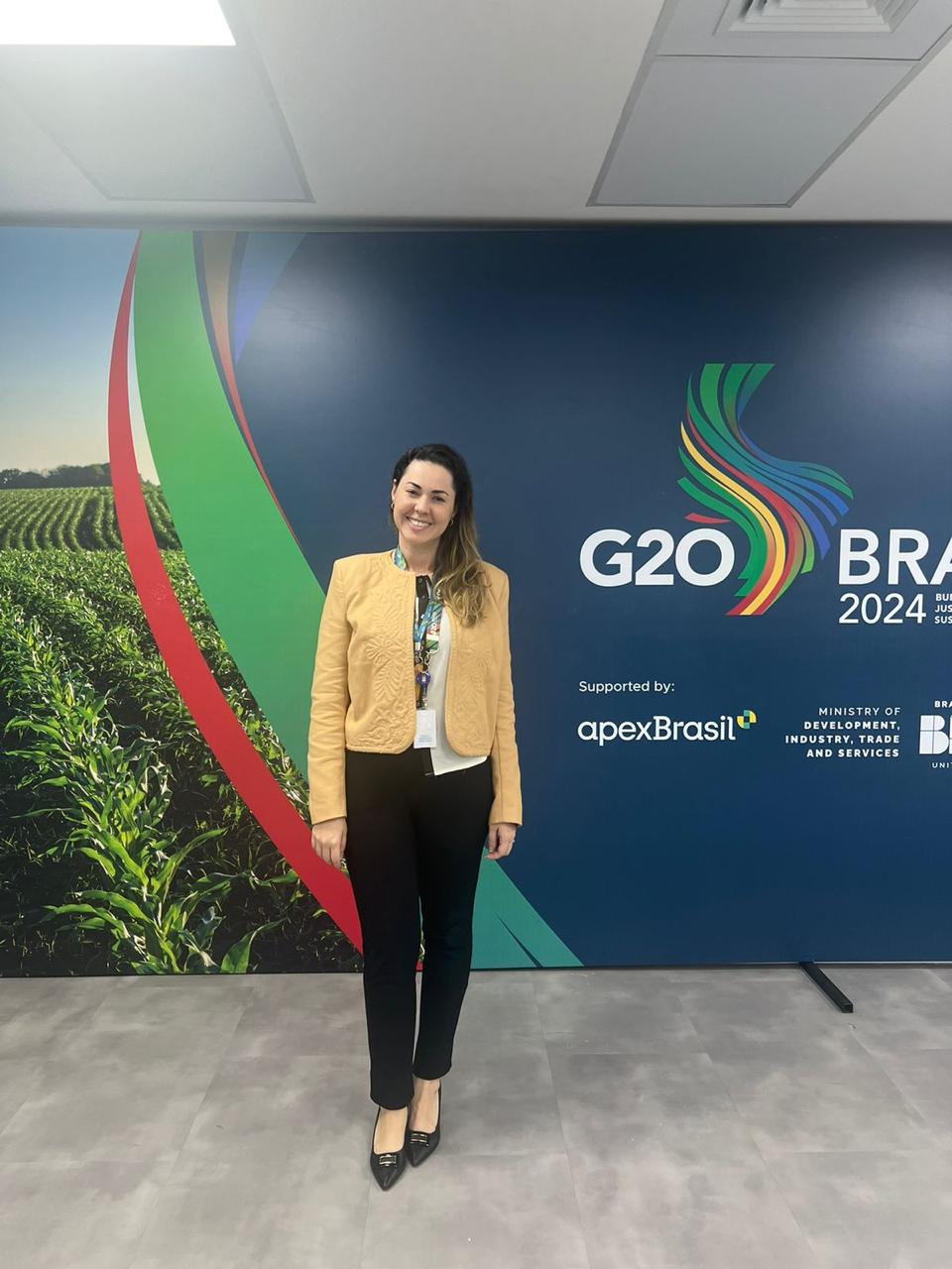 Francieli Covatti destaca a importância do Brasil nos fóruns internacionais e sua liderança em sustentabilidade e segurança alimentar.