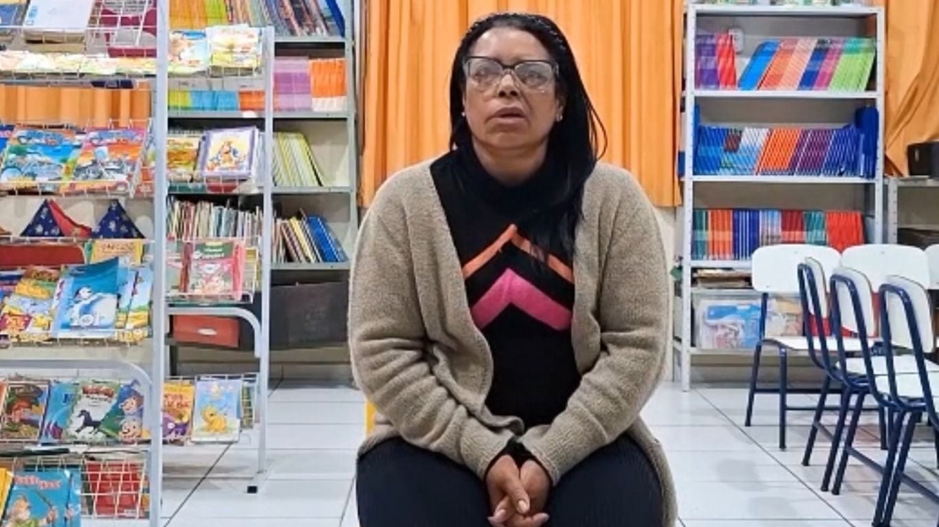 Aos 55 anos, monitora escolar aprende a ler e ganha nova perspectiva de vida